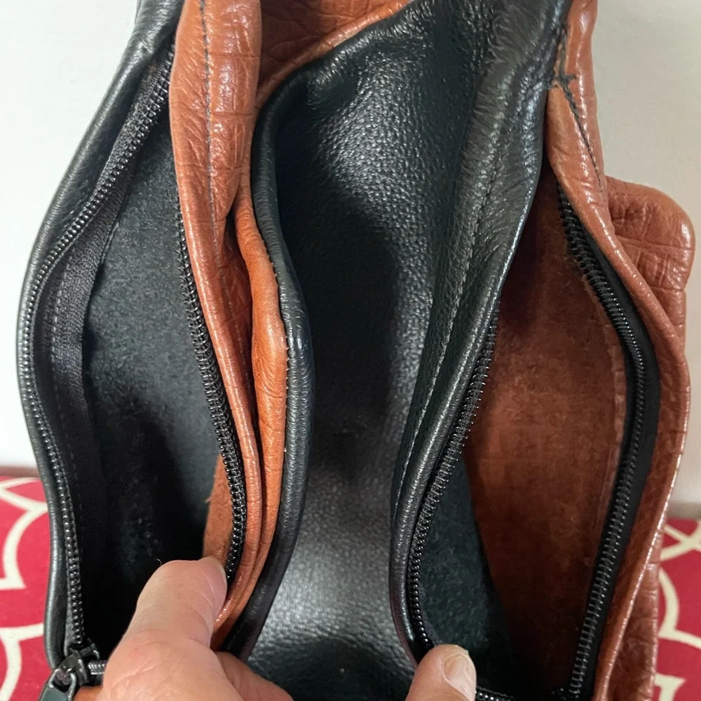 Thomas Leathers Dual-Sided Crossbody Bag - Picture 12 of 12